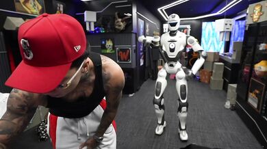 Robot rozbil vitrínu před zády kolumbijského streamera