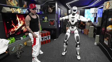 Robot rozbil vitrínu před zády kolumbijského streamera