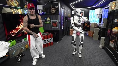 Robot rozbil vitrínu před zády kolumbijského streamera