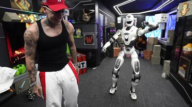 Robot rozbil vitrínu před zády kolumbijského streamera