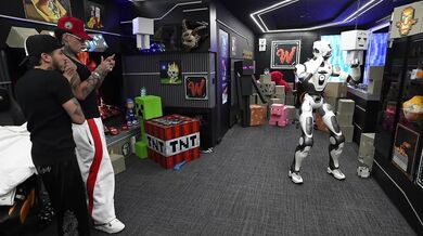 Robot rozbil vitrínu před zády kolumbijského streamera