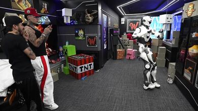 Robot rozbil vitrínu před zády kolumbijského streamera