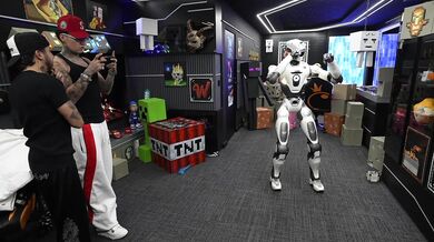 Robot rozbil vitrínu před zády kolumbijského streamera