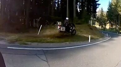 Divoká jízda mimo silnici v Alpách: Motorkář vyjel ze zatáčky a projel lesem i loukou
