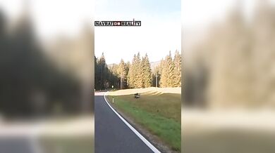 Divoká jízda mimo silnici v Alpách: Motorkář vyjel ze zatáčky a projel lesem i loukou