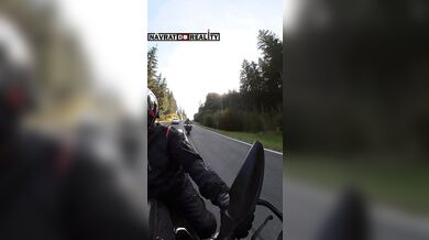 Divoká jízda mimo silnici v Alpách: Motorkář vyjel ze zatáčky a projel lesem i loukou
