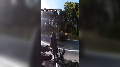Divoká jízda mimo silnici v Alpách: Motorkář vyjel ze zatáčky a projel lesem i loukou