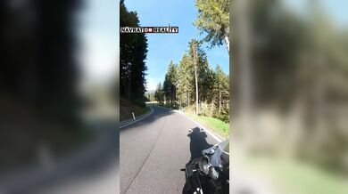 Divoká jízda mimo silnici v Alpách: Motorkář vyjel ze zatáčky a projel lesem i loukou