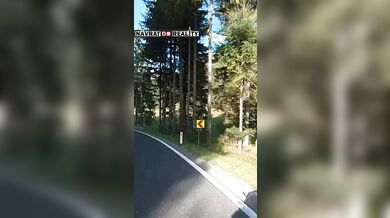 Divoká jízda mimo silnici v Alpách: Motorkář vyjel ze zatáčky a projel lesem i loukou