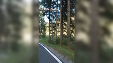 Divoká jízda mimo silnici v Alpách: Motorkář vyjel ze zatáčky a projel lesem i loukou