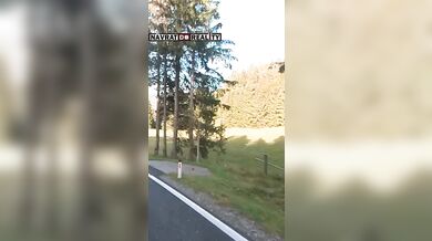 Divoká jízda mimo silnici v Alpách: Motorkář vyjel ze zatáčky a projel lesem i loukou