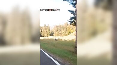 Divoká jízda mimo silnici v Alpách: Motorkář vyjel ze zatáčky a projel lesem i loukou