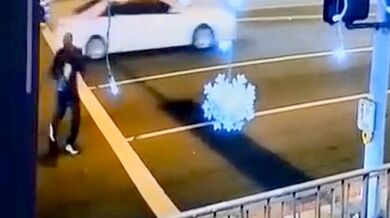 Policejní vůz srazil chodce v Kalifornii: Muž skončil v kritickém stavu v nemocnici