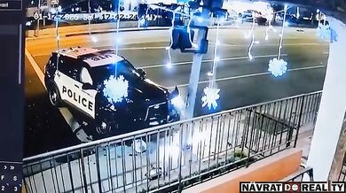 Policejní vůz srazil chodce v Kalifornii: Muž skončil v kritickém stavu v nemocnici