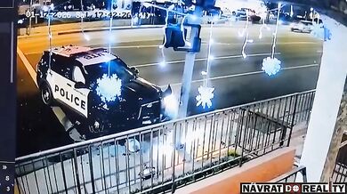Policejní vůz srazil chodce v Kalifornii: Muž skončil v kritickém stavu v nemocnici