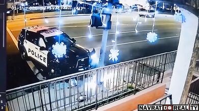 Policejní vůz srazil chodce v Kalifornii: Muž skončil v kritickém stavu v nemocnici