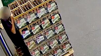 Zloděj piv odešel s těžkým zraněním: Při krádeži dvou přepravek se vážně pomlátil