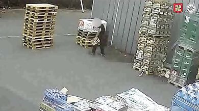 Zloděj piv odešel s těžkým zraněním: Při krádeži dvou přepravek se vážně pomlátil