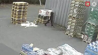 Zloděj piv odešel s těžkým zraněním: Při krádeži dvou přepravek se vážně pomlátil