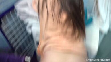 Zralá brunetka kouří po zavírací době v pražském kadeřnictví