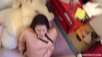 Zralá brunetka kouří po zavírací době v pražském kadeřnictví