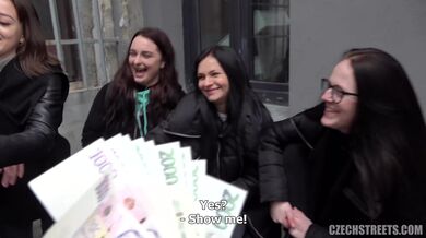 Zralá brunetka kouří po zavírací době v pražském kadeřnictví