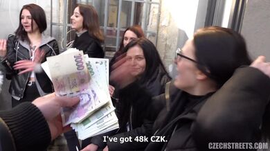 Zralá brunetka kouří po zavírací době v pražském kadeřnictví