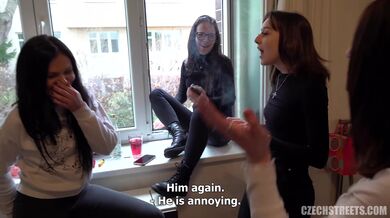 Zralá brunetka kouří po zavírací době v pražském kadeřnictví