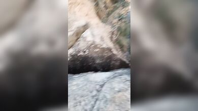 Děsivý skok nad propastí: Malá mezera mezi skalami skrývala obří propast