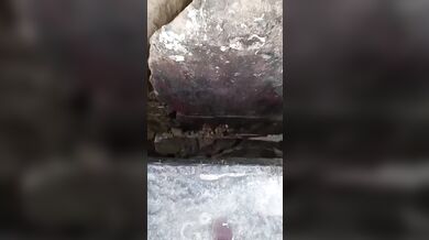 Děsivý skok nad propastí: Malá mezera mezi skalami skrývala obří propast