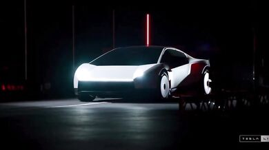 Nová Tesla Roadster šokovala svět: Elon Musk předvedl auto, které dokáže skákat a létat