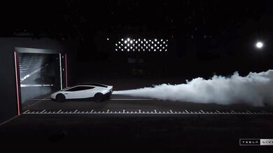 Nová Tesla Roadster šokovala svět: Elon Musk předvedl auto, které dokáže skákat a létat