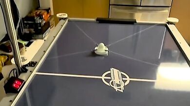 Youtuber sestrojil robota na air hockey: Stroj zvládá bránit i vracet puky