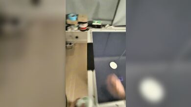 Youtuber sestrojil robota na air hockey: Stroj zvládá bránit i vracet puky