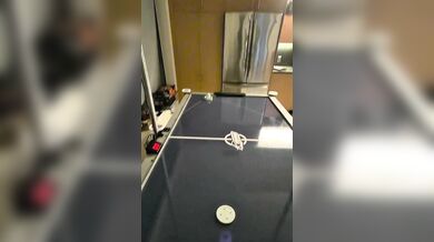 Youtuber sestrojil robota na air hockey: Stroj zvládá bránit i vracet puky