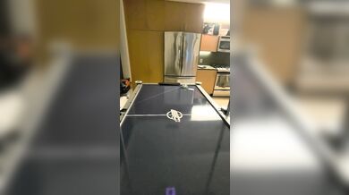 Youtuber sestrojil robota na air hockey: Stroj zvládá bránit i vracet puky