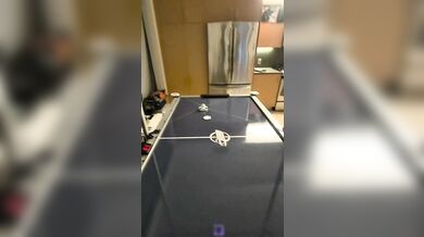 Youtuber sestrojil robota na air hockey: Stroj zvládá bránit i vracet puky