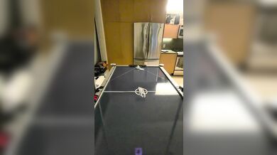 Youtuber sestrojil robota na air hockey: Stroj zvládá bránit i vracet puky