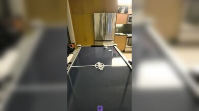 Youtuber sestrojil robota na air hockey: Stroj zvládá bránit i vracet puky