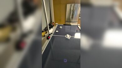 Youtuber sestrojil robota na air hockey: Stroj zvládá bránit i vracet puky