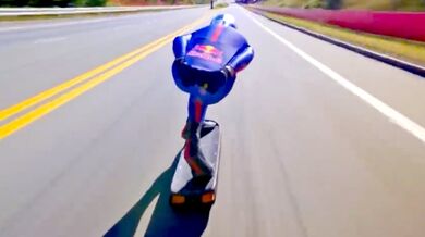Nový světový rekord v jízdě na skateboardu: Španěl uháněl z kopce rychlostí přes 151 km/h