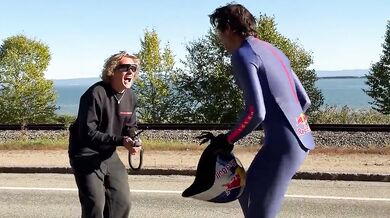 Nový světový rekord v jízdě na skateboardu: Španěl uháněl z kopce rychlostí přes 151 km/h