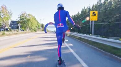Nový světový rekord v jízdě na skateboardu: Španěl uháněl z kopce rychlostí přes 151 km/h