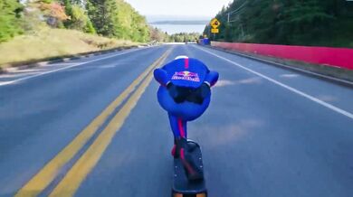 Nový světový rekord v jízdě na skateboardu: Španěl uháněl z kopce rychlostí přes 151 km/h
