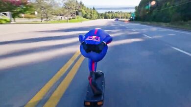 Nový světový rekord v jízdě na skateboardu: Španěl uháněl z kopce rychlostí přes 151 km/h
