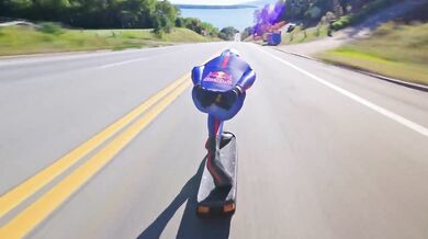 Nový světový rekord v jízdě na skateboardu: Španěl uháněl z kopce rychlostí přes 151 km/h