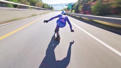 Nový světový rekord v jízdě na skateboardu: Španěl uháněl z kopce rychlostí přes 151 km/h