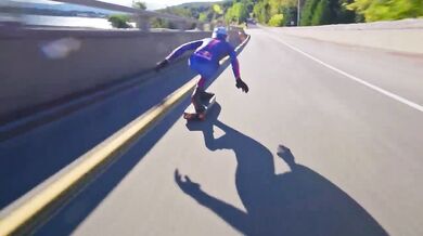 Nový světový rekord v jízdě na skateboardu: Španěl uháněl z kopce rychlostí přes 151 km/h