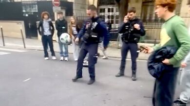 Fotbalová přihrávaná spojila policisty a studenty v Paříži
