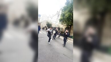 Fotbalová přihrávaná spojila policisty a studenty v Paříži